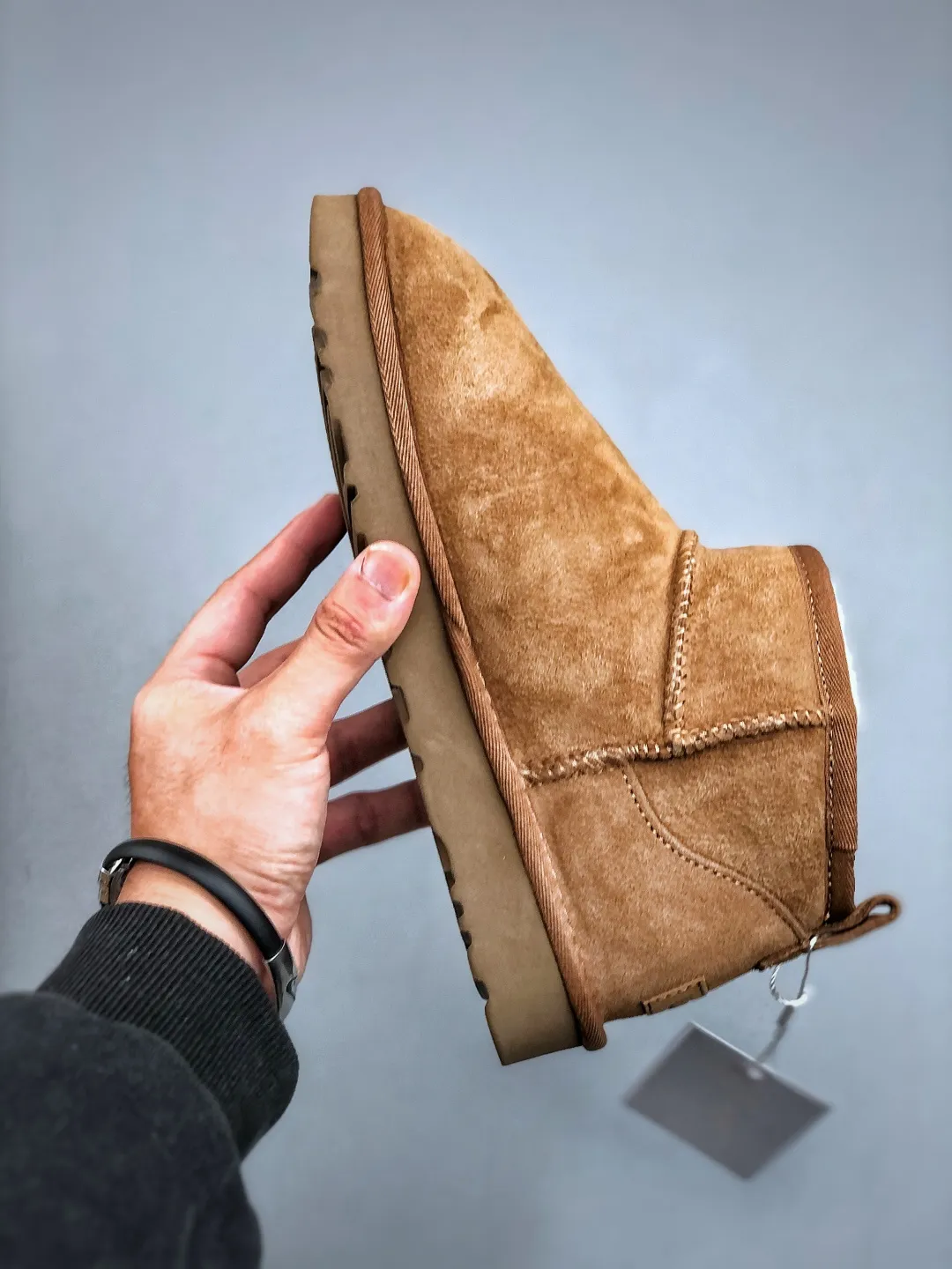 Local self-pickup 💰520 supports store placement. The top version on the market. UGG Mini thin-soled black short tube 1.5cm popular style. Produced by a major foreign trade factory in Guangzhou. Real sheep fur from toe to insole. Independent outer box packaging. Chip. Waterproof process. Different from any version on the market. 3cm thick sole, independently developed outsole, cashmere insole, keeping warm in winter, suitable for home use. In the new year, uug has launched a style series, which is partially geared towards the preferences of young consumers. It has also moved to the forefront of fashion trends. Shoe body material, water-repellent coated suede upper, 17mm UGGPURE™ implanted wool insole, lightweight non-slip and comfortable rubber outsole, with brand LOGO, and full packaging. Size: 35-44